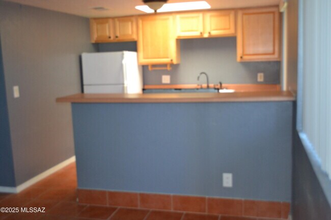 Building Photo - 455 W Kelso St