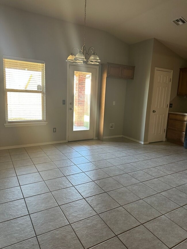 Building Photo - 4 Bd / 2 Ba in Valencia - Deer Creek Schools
