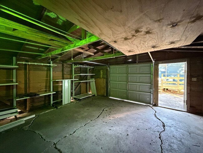 Building Photo - THREE BEDROOM TWO BATH TWO CAR GARAGE