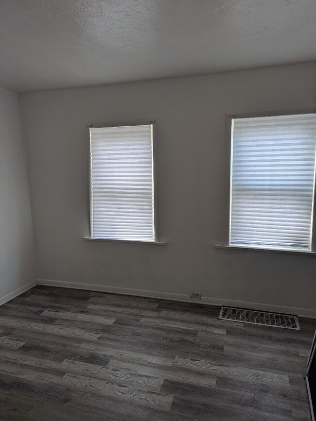 Primary Photo - 3063 W 48th St