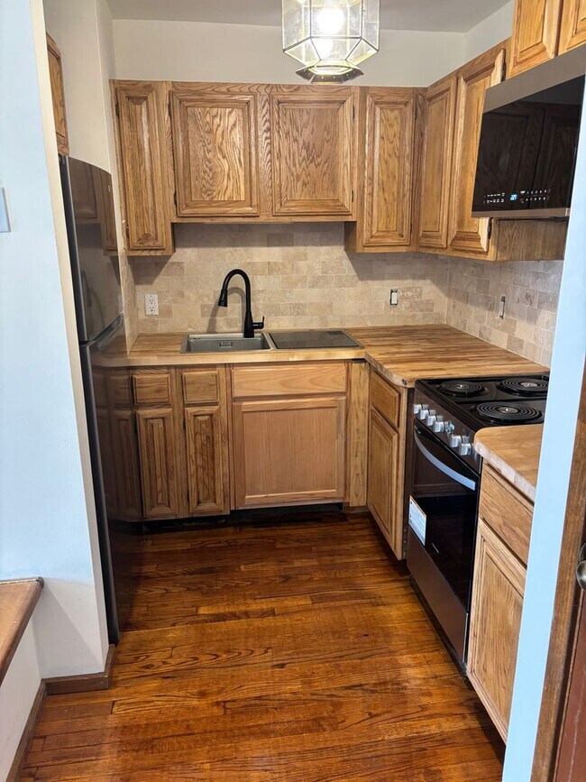 Building Photo - Classic Studio in the Heart of Downtown Sa...