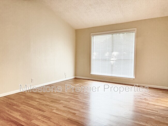 Building Photo - 2110 Oak Creek Cir