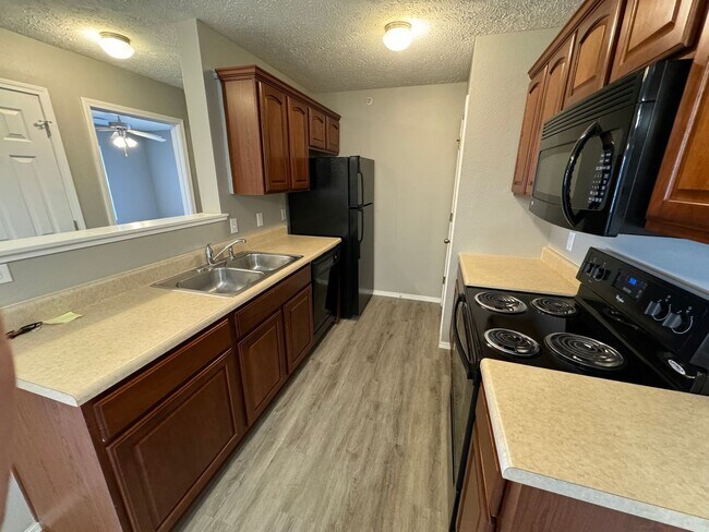 Building Photo - updated  1 Bedroom 1 bath Apartment