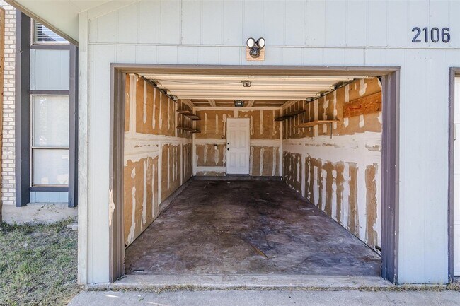Building Photo - 2106 Lamplight Village Cir