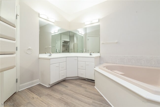 Building Photo - 3194 Richmond Rd