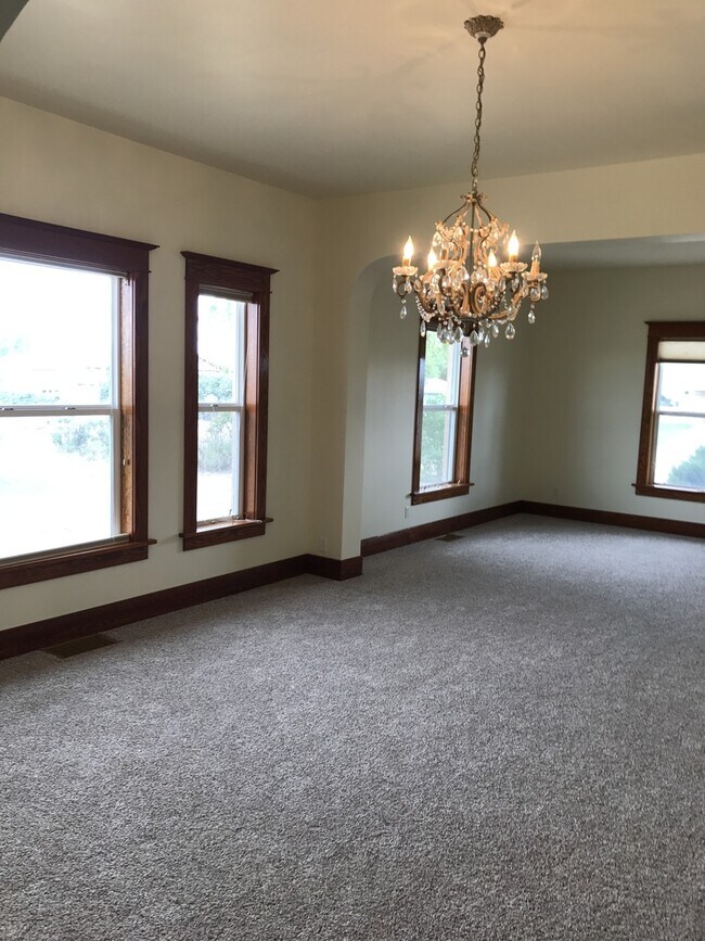 Building Photo - One of a kind ranch home with lake mountain views!