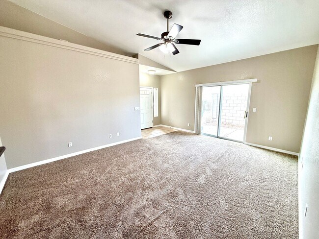 Building Photo - Move in Special! Half off 1st Month's Rent- Great 3 Bedroom Duplex near the Kingman Hospital!