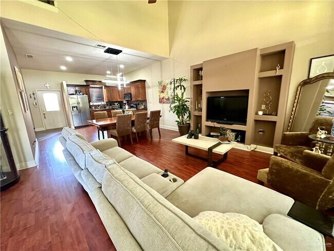 Building Photo - 203 San Saba St