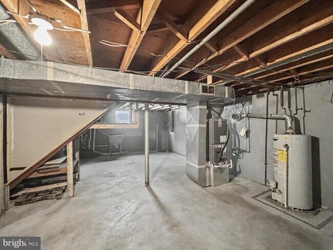 Building Photo - 4615 Lincoln Way E