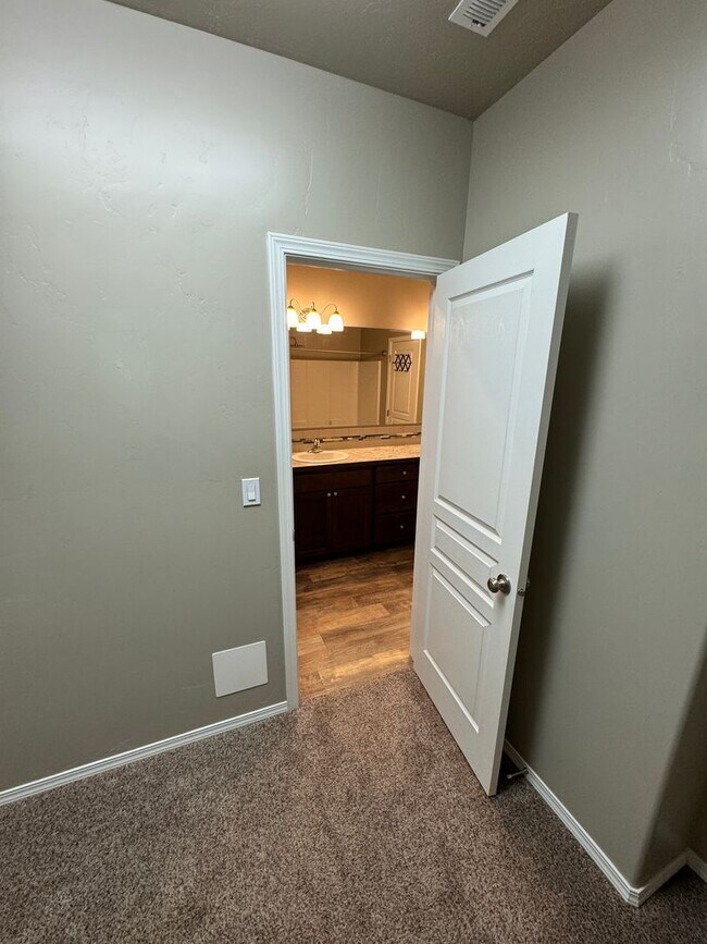 Building Photo - Charming 3-bedroom, 2-bathroom home locate...