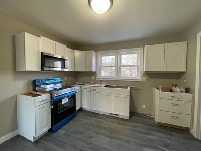 Building Photo - HUGE SHOP!  Updated 3 bedroom home in great location close to Mercy