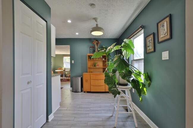 Building Photo - 925 Blenheim Rd