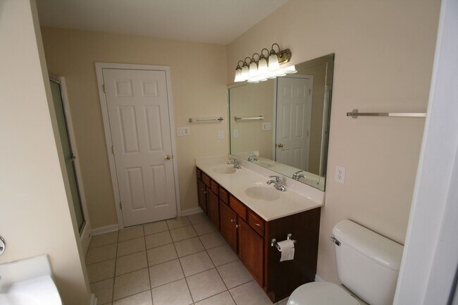 Building Photo - Willow Bend Home. 1st Floor Primary Bedroo...