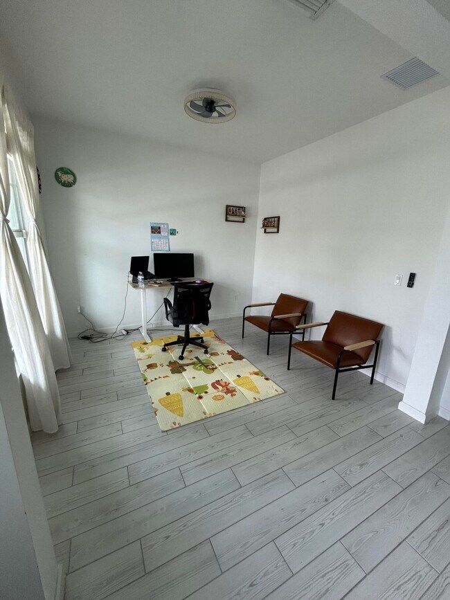 Building Photo - 12808 SW Eleanor Dr