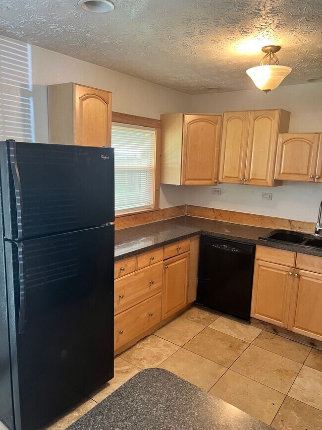 Building Photo - 3 BEDROOM, 2 BATH HOME IN THE HEART FORT P...