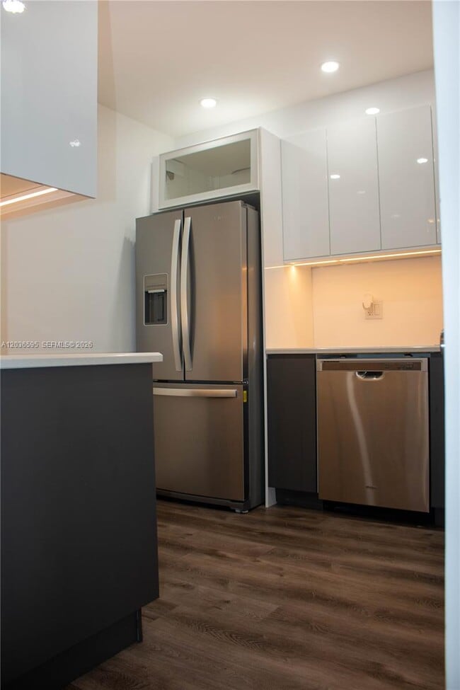 Building Photo - 4164 Inverrary Dr