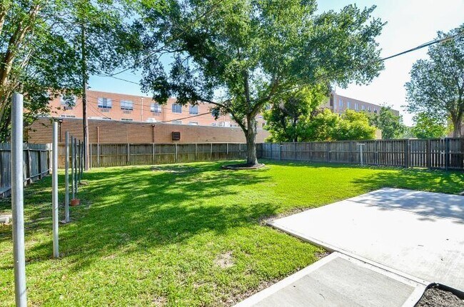 Building Photo - 8330 Waterbury Dr