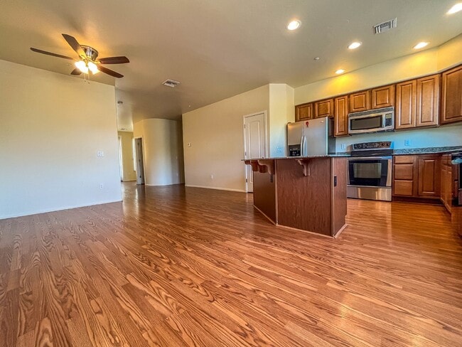 Building Photo - 3 Story townhome