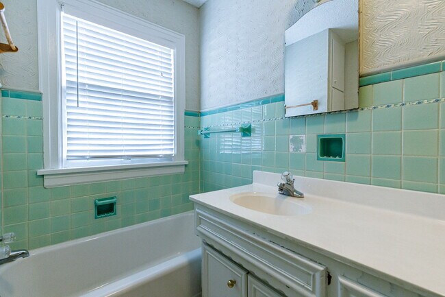 Building Photo - 3 bedroom less than 1 mile from Tech