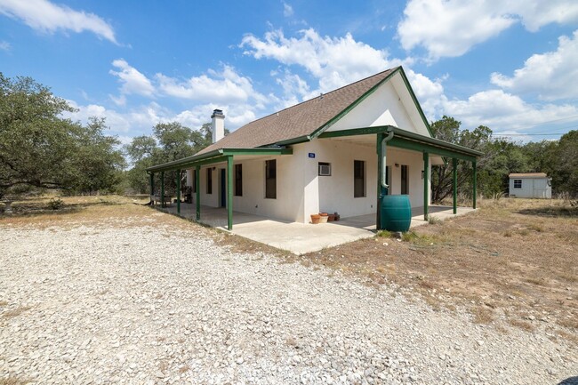 Building Photo - Quiet home nestled on 5 acres in the country