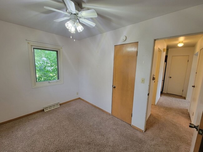 Building Photo - 4 bedroom 2 bath near campus!