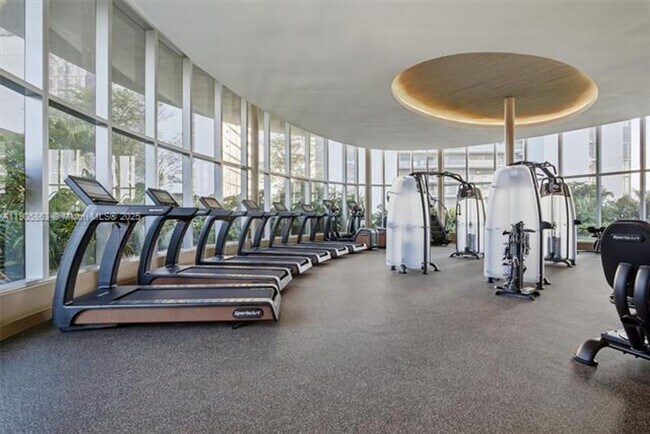 Building Photo - 700 NE 24th St