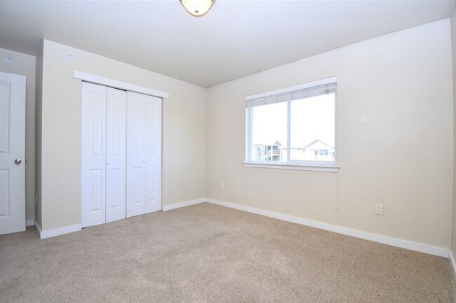 Building Photo - Beautiful Baxter Springs Condo with detach...