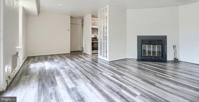 Building Photo - 14 Mountbatten Ct