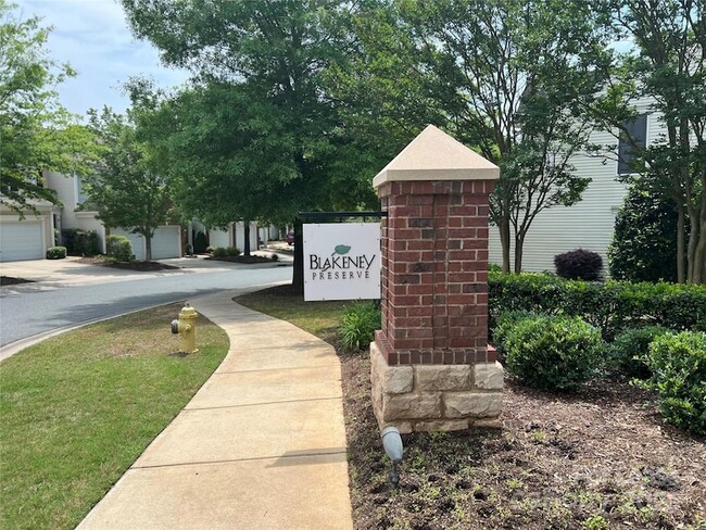 Building Photo - 10010 Blakeney Preserve Dr
