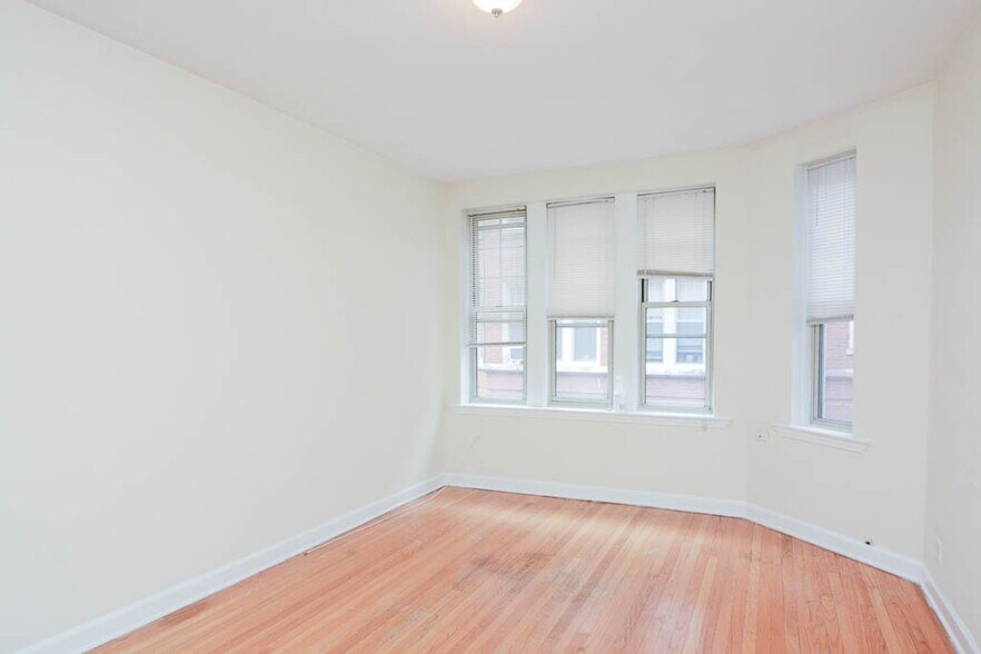Building Photo - 557 W Aldine Ave