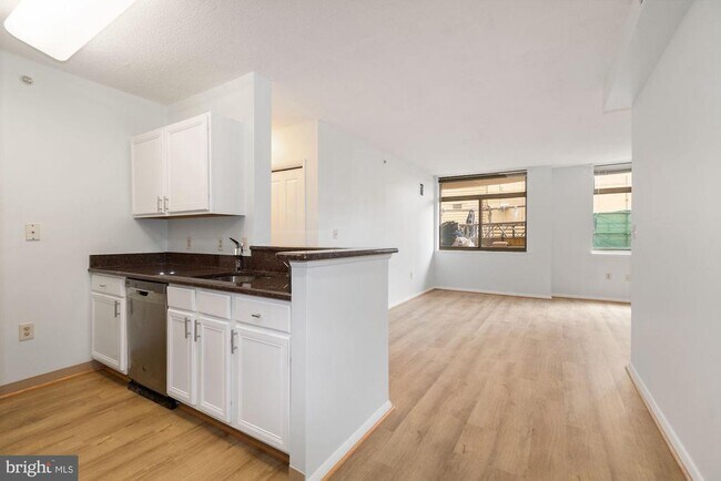 Building Photo - 7111 Woodmont Ave