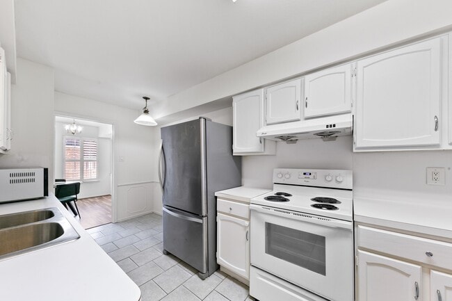 Building Photo - 361 N Post Oak Ln