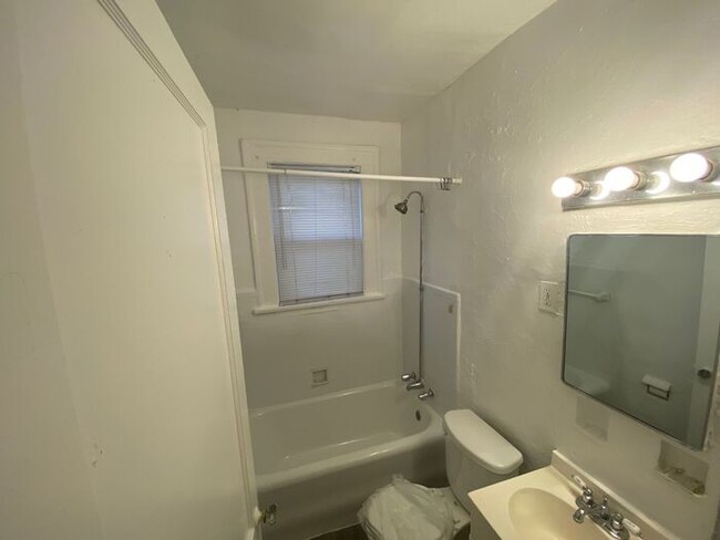 Building Photo - Great Large 1 Bedroom Apartment in VA High...