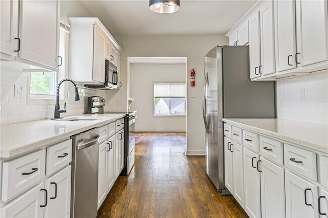 Building Photo - 937 Lawton St SW