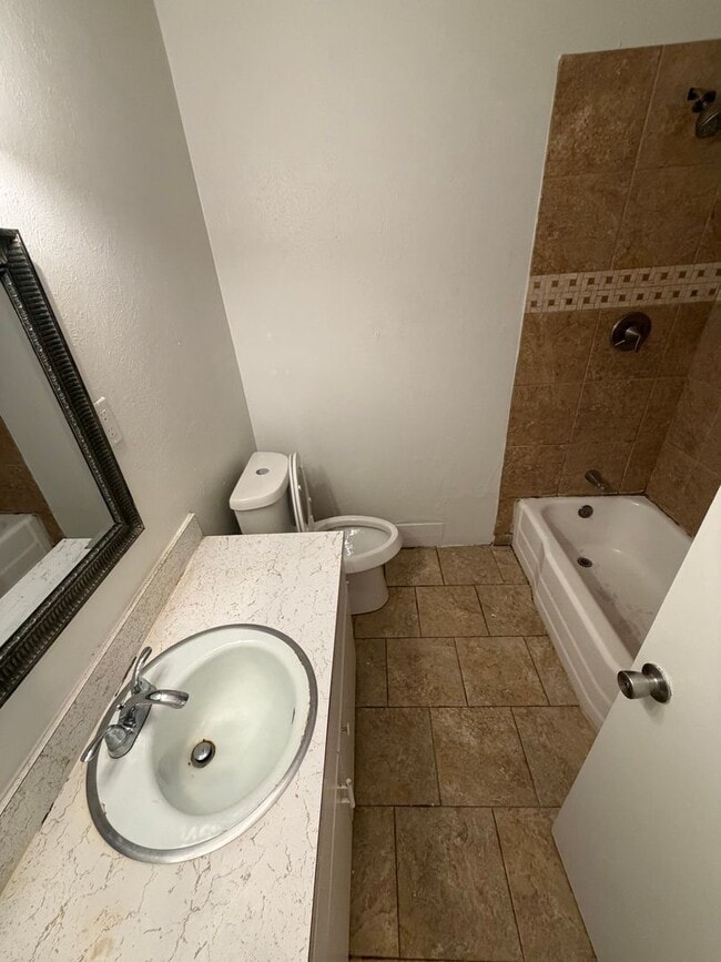 Building Photo - Experience the ultimate comfort of living in a 3-bedroom single-family home today!