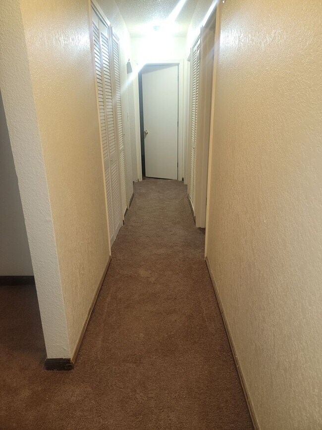 Building Photo - University Place 4 bedroom, 2 bath. Partially fenced yard