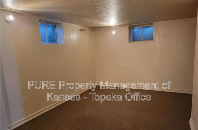 Building Photo - 310 SW Hillside Dr