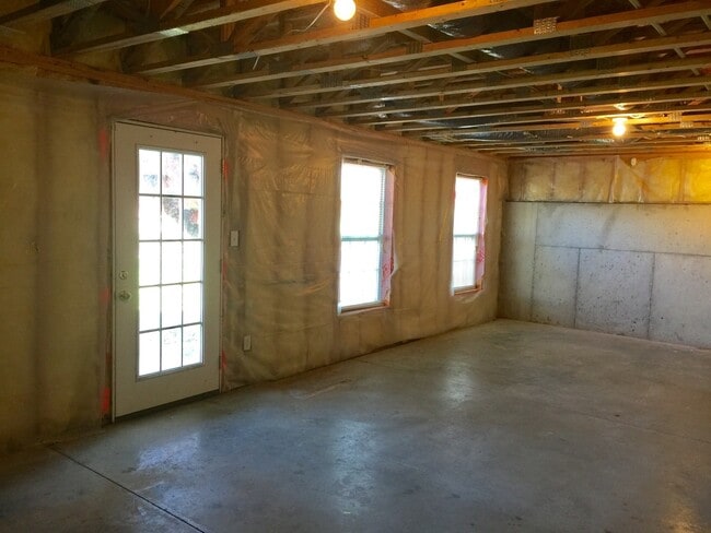 Building Photo - Beautiful Home in Quiet Cul-De-Sac Shelbyville! Basement!