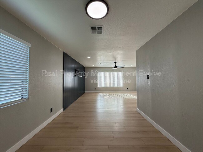 Building Photo - 429 E Greenway Dr