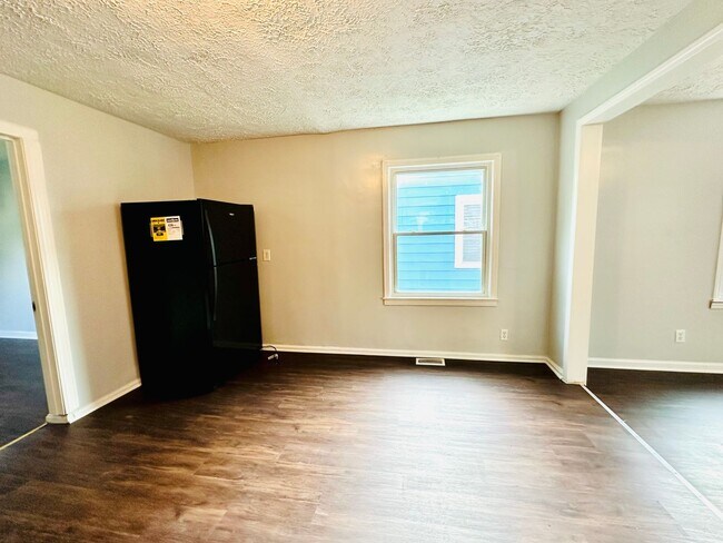 Building Photo - 2BR off Taylor Blvd with open floor plan n...