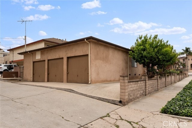 Building Photo - 983 W 10th St