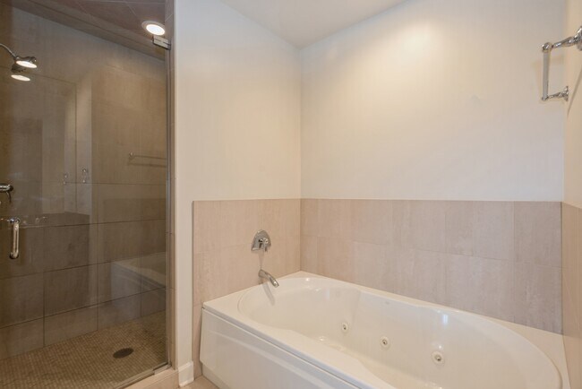 Building Photo - 1211 S Prairie Ave