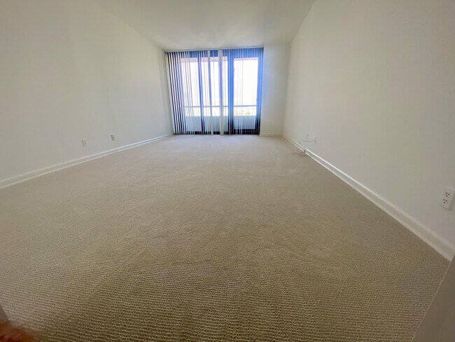 Building Photo - 529 S Flagler Dr