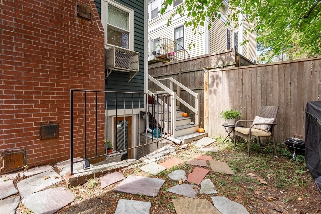 Building Photo - 69 Walker St