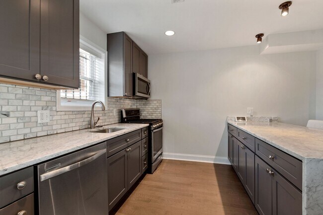 Building Photo - Recently Updated, 2 bed 2 1/2 Bath with Fe...