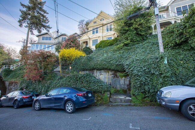 Building Photo - 1940-1946-1946 SW Market St Dr