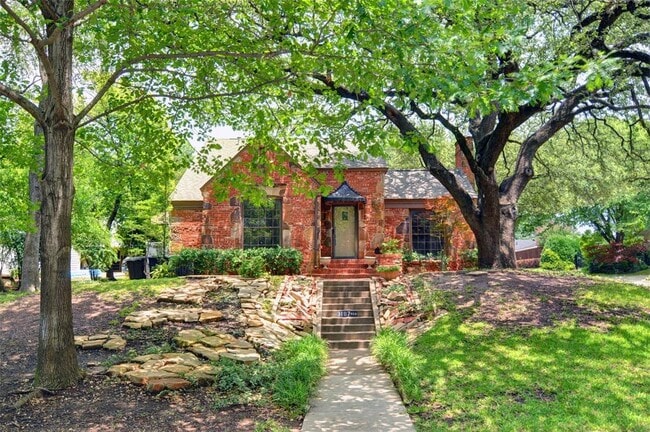 Building Photo - 3197 Westcliff Rd W