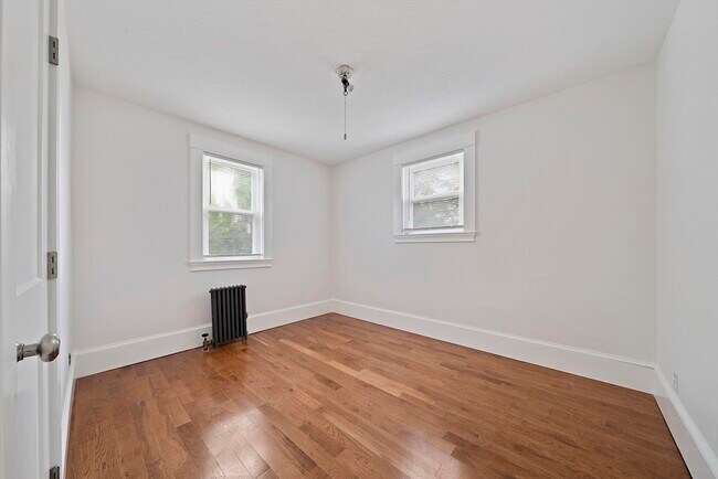 Building Photo - 479 Newport Ave