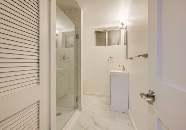 Building Photo - Beautiful 4 Bedroom Home in Matthews Beach AVAILABLE NOW!