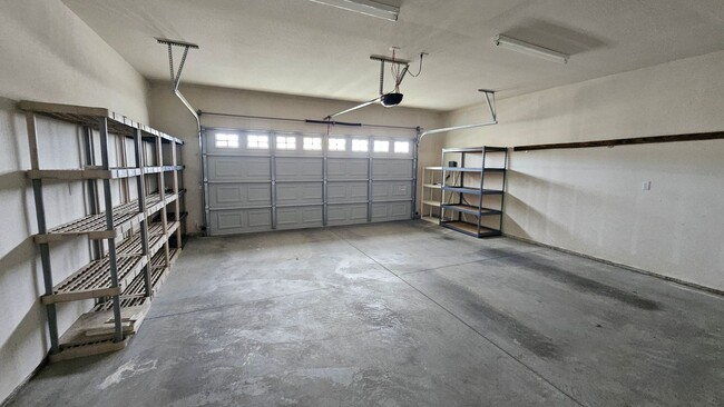 Building Photo - Parkway Village Beauty - 3 Bed + 3 Bth!